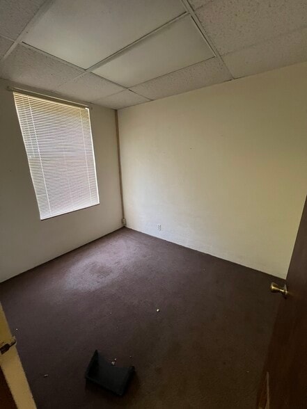 More Photos Of 204 N Alamo Blvd, Marshall Flex For Sale