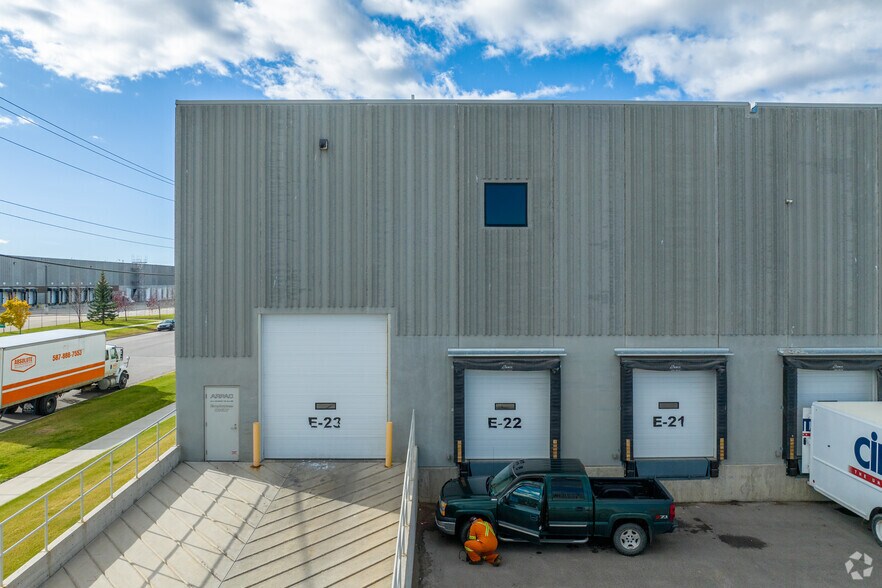 More Photos Of 6000 72nd Ave SE, Calgary Warehouse For Lease