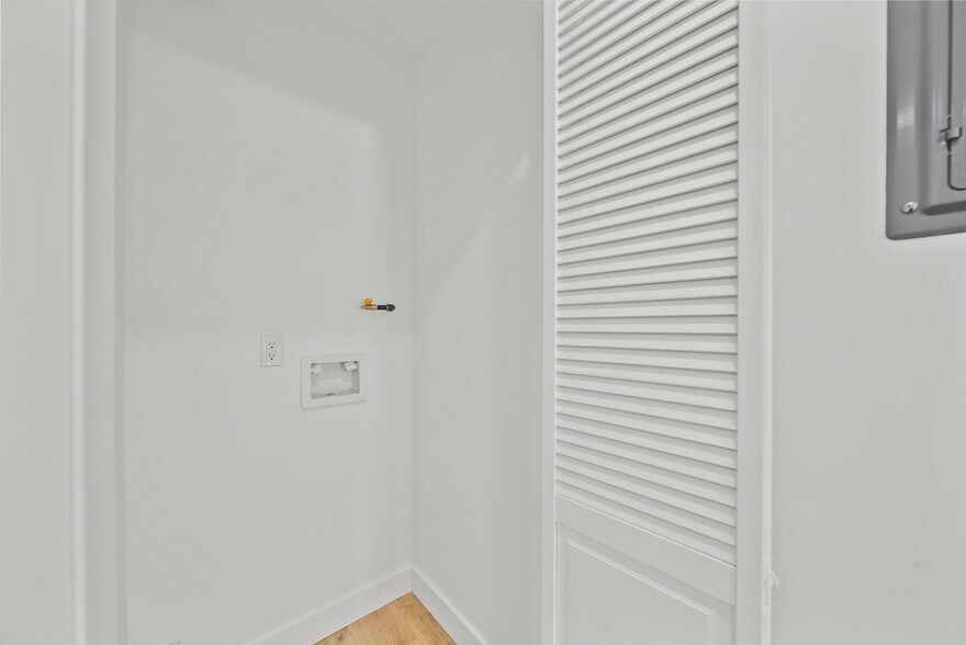 More Photos Of 11488 Burbank Blvd, North Hollywood Flex For Sale