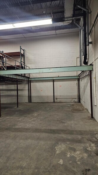 More Photos Of 1372 Main St, Coventry Warehouse For Lease