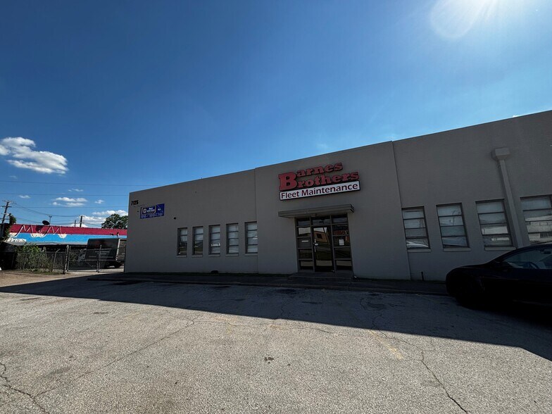 More Photos Of 1915 Empire Central, Dallas Distribution For Lease