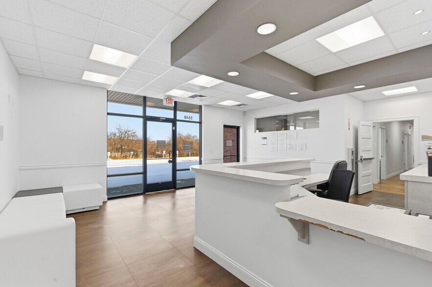 More Photos Of 5540-5550 N Farmer Branch Rd, Ozark General Retail For Lease