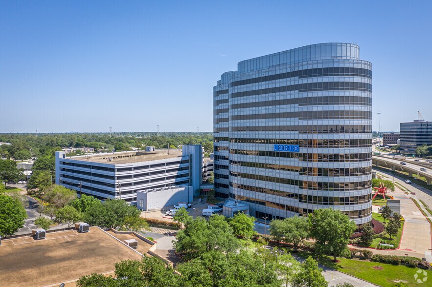 More Photos Of 2950 N Loop Fwy W, Houston Office For Lease