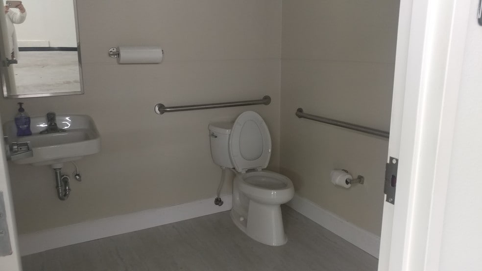 More Photos Of 10038-10060 Gibsonton Dr, Riverview Warehouse For Lease