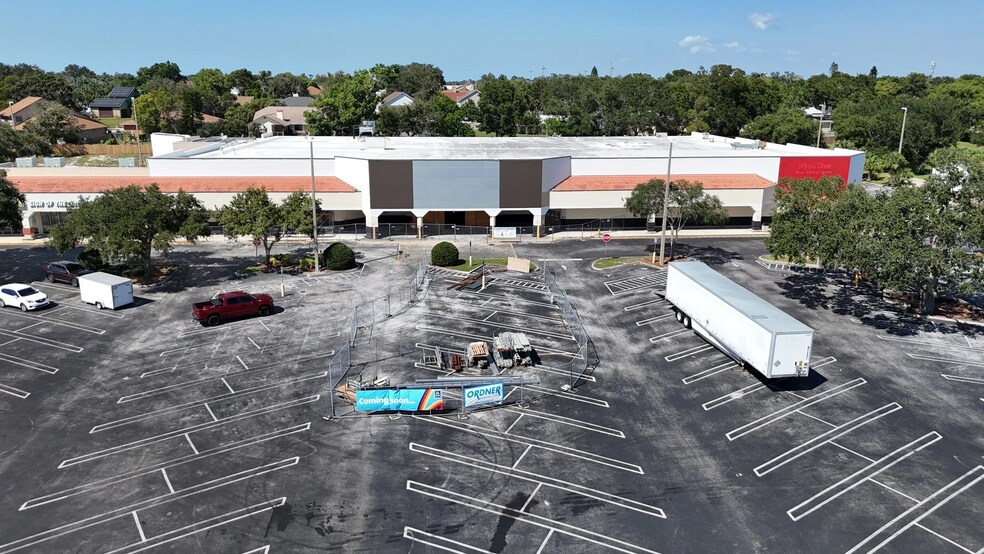 More Photos Of 12975-12999 Park Blvd N, Seminole Supermarket For Lease