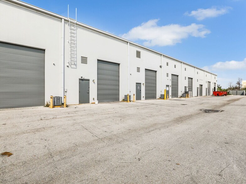 More Photos Of 8821 Business Park Dr, Fort Myers Warehouse For Sale