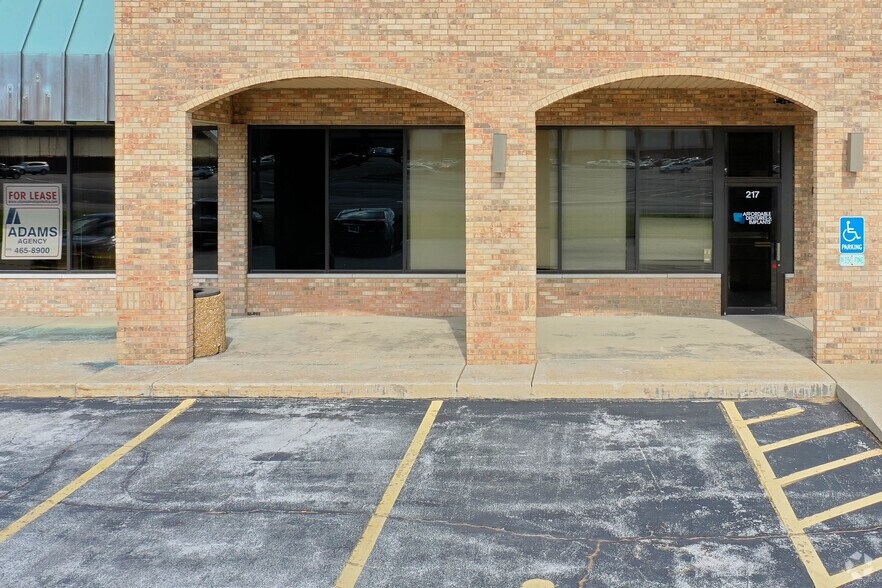 More Photos Of 215 E Center Dr, Alton Unknown For Lease