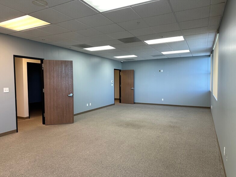 More Photos Of 21130 Centre Pointe Pky, Santa Clarita Warehouse For Lease