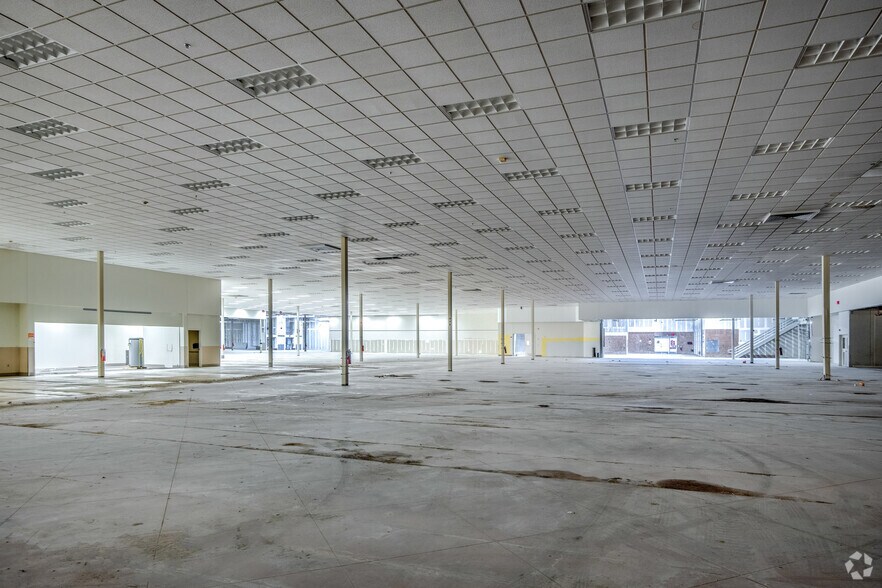 More Photos Of 7501-7649 W Colonial Dr, Orlando Unknown For Lease