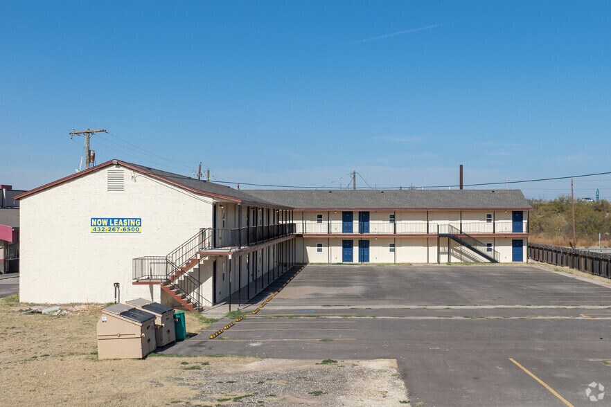 More Photos Of 1712 E 3rd St, Big Spring Apartments For Sale