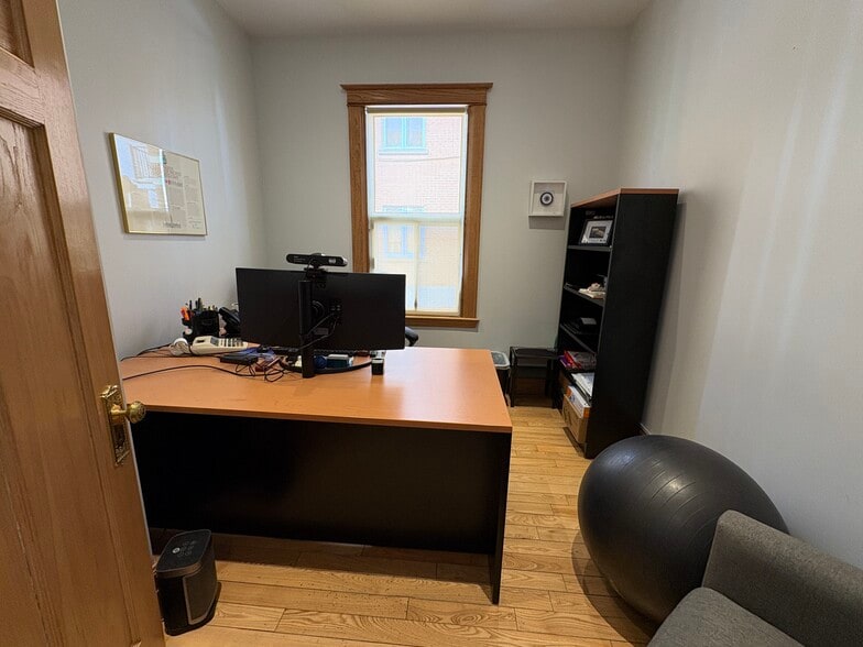 More Photos Of 510-512 Décarie Boul, Saint-Laurent Loft Creative Space For Sale