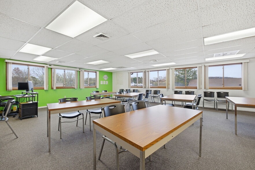 More Photos Of 160 Oak St, Glastonbury Office For Sale