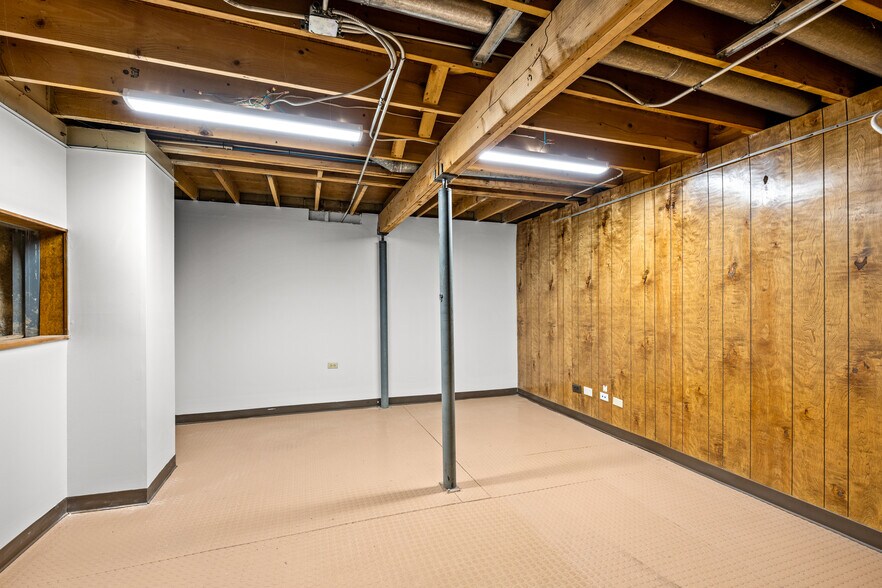 More Photos Of 4550 S Broadway, Englewood Showroom For Sale