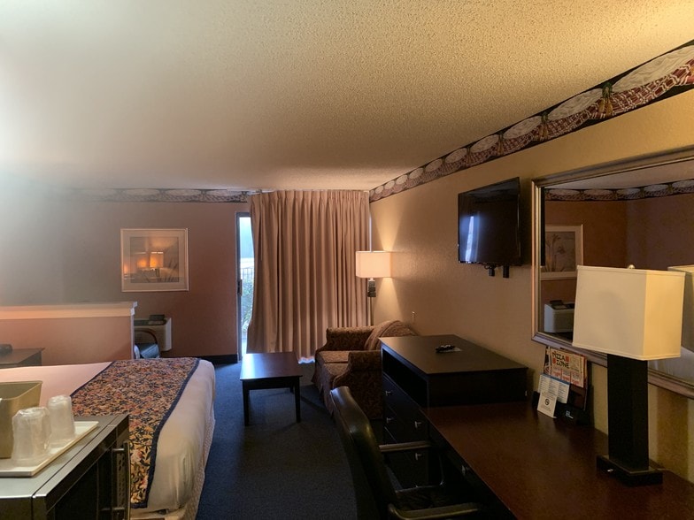 More Photos Of 5405 N Lincoln Blvd, Oklahoma City Hotel For Sale