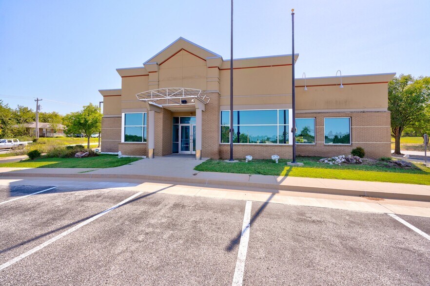 More Photos Of 14900 SE 29th St, Choctaw Bank For Lease