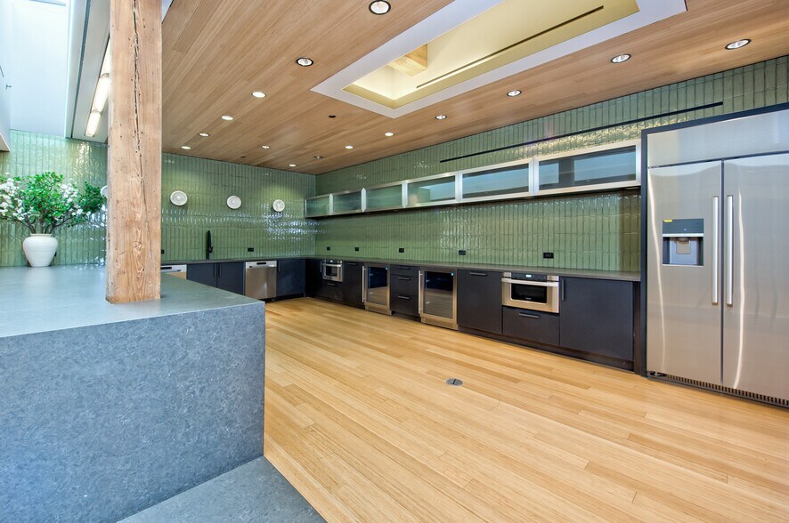 More Photos Of 225 W Ohio St, Chicago Office For Lease