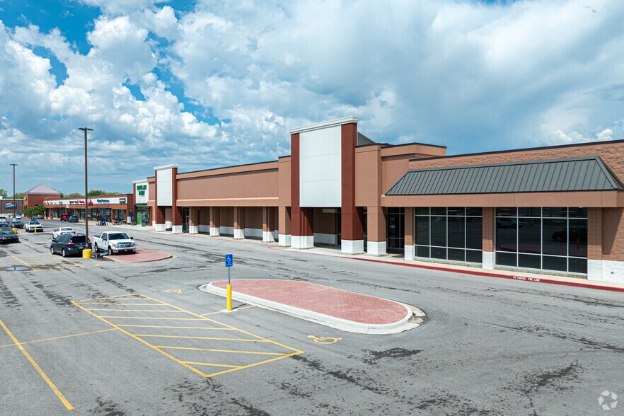 More Photos Of 830 E Main St, Gardner Supermarket For Lease