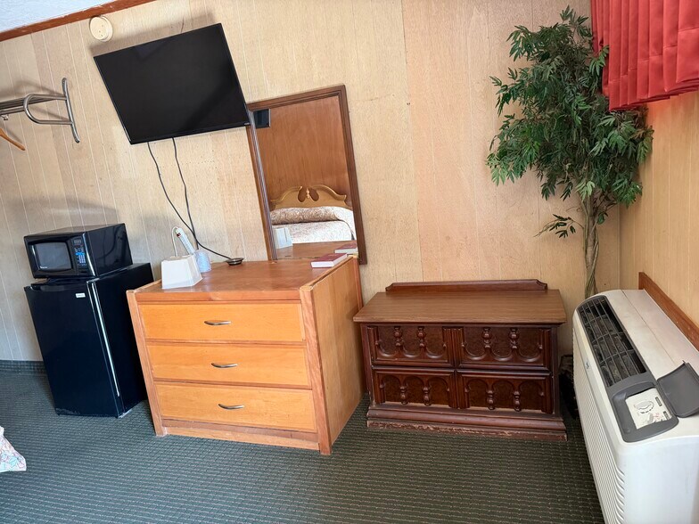 More Photos Of 1869 S Church Ave, Louisville Hotel For Sale