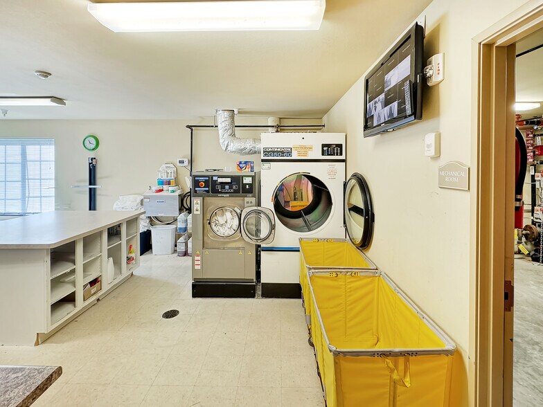 More Photos Of 1515 Planeview Dr, Oshkosh Hotel For Sale