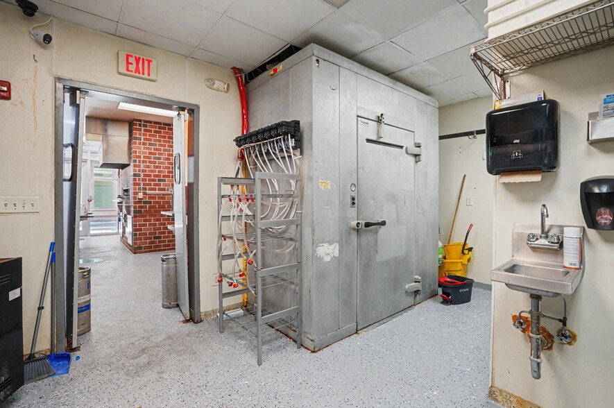 More Photos Of 110 W Bryan St, Savannah Freestanding For Lease