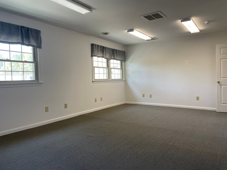 More Photos Of 8979 Pocahontas Trl, Williamsburg Light Distribution For Lease