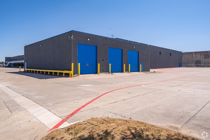 More Photos Of 1350 Avenue S, Grand Prairie Distribution For Lease