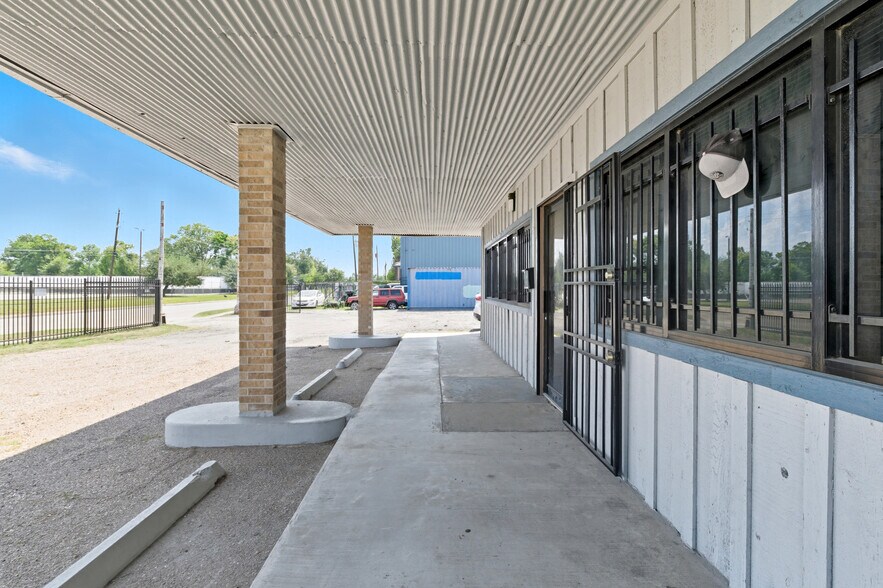 More Photos Of 9129 Irvington Blvd, Houston Warehouse For Sale