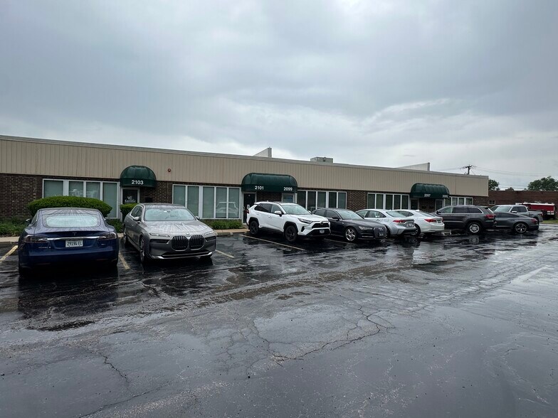 More Photos Of 2095-2119 Stonington Ave, Hoffman Estates Warehouse For Lease