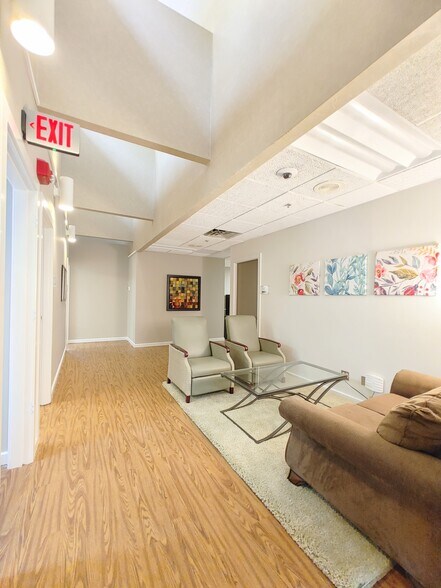 More Photos Of 9000 Cypress Green Dr, Jacksonville Office For Lease
