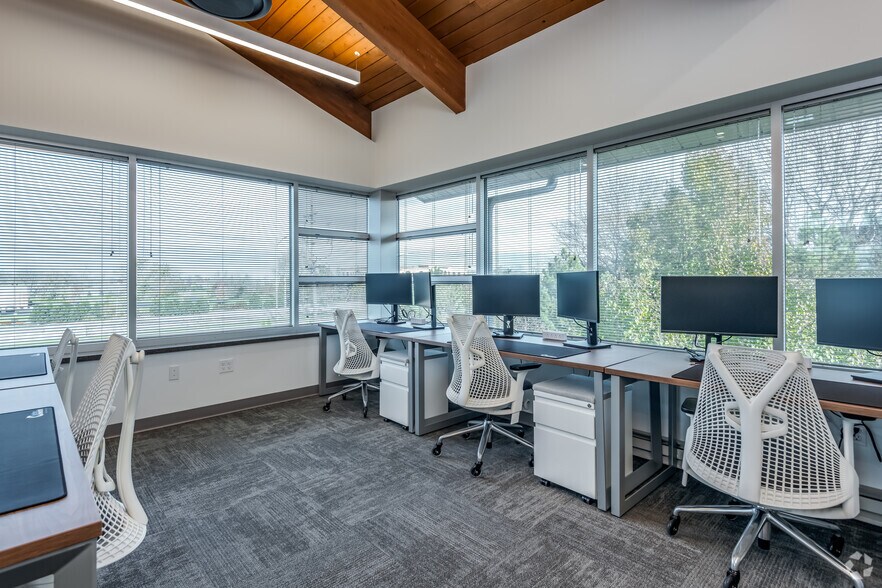 More Photos Of W239 N3490 Pewaukee Rd, Pewaukee Office For Sale