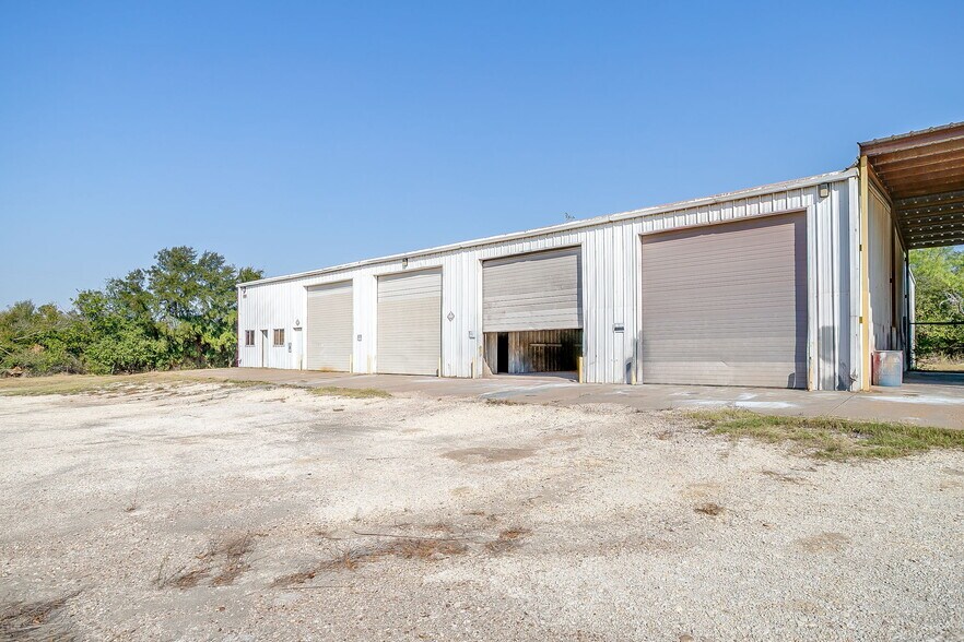 More Photos Of 3545 N Main St, Cleburne Industrial For Lease