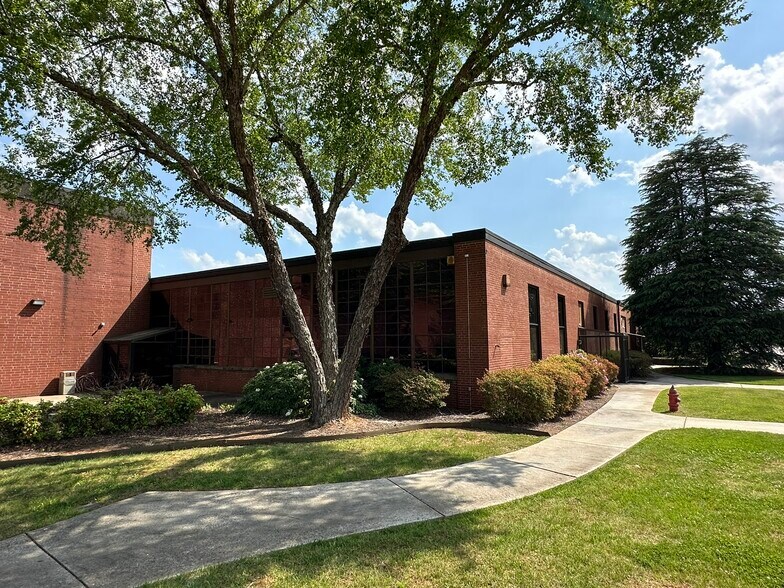 More Photos Of 400 National Blvd, Lexington Manufacturing For Sale