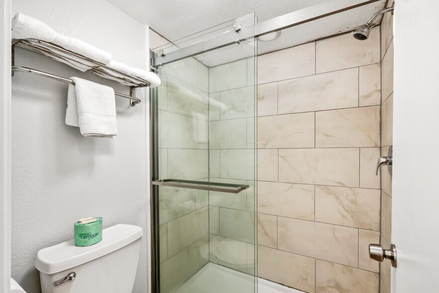 More Photos Of 4029 Marlane Dr, Grove City Hotel For Sale