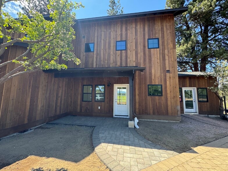 More Photos Of 771-781 W Hood Ave, Sisters Storefront Retail Residential For Lease