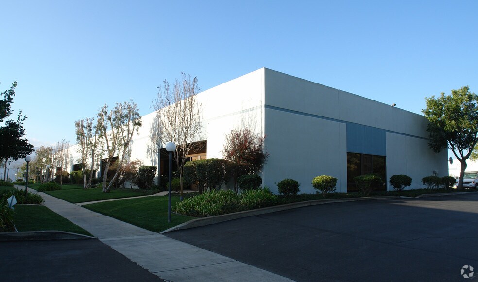 More Photos Of 996 Lawrence Dr, Newbury Park Warehouse For Lease