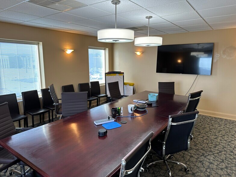 More Photos Of 1314 Burch Dr, Evansville Office For Sale