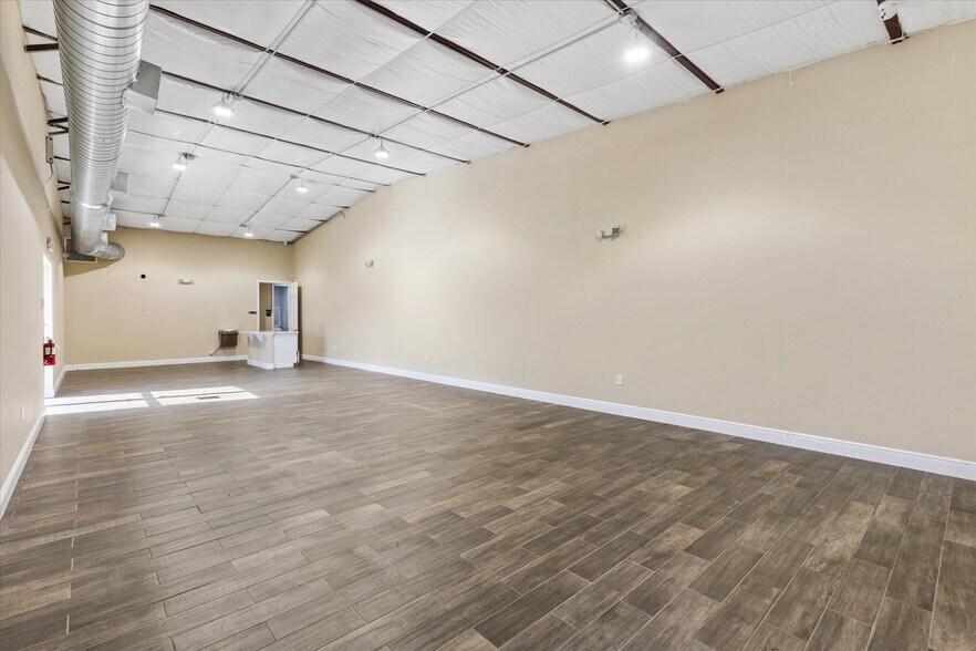 More Photos Of 1818 Greenleaf Ln, Leesburg Warehouse For Lease