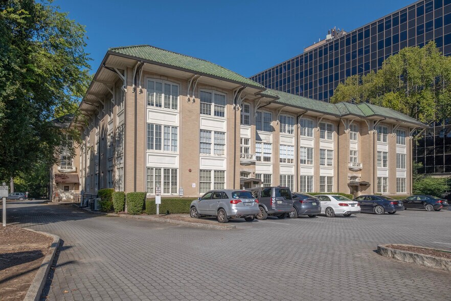 More Photos Of 1708 Peachtree St NW, Atlanta Medical For Sale