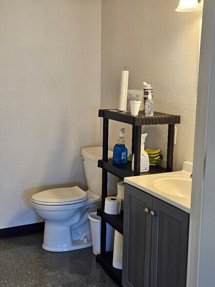 More Photos Of 1300 W Saunders St, Mount Pleasant Showroom For Lease