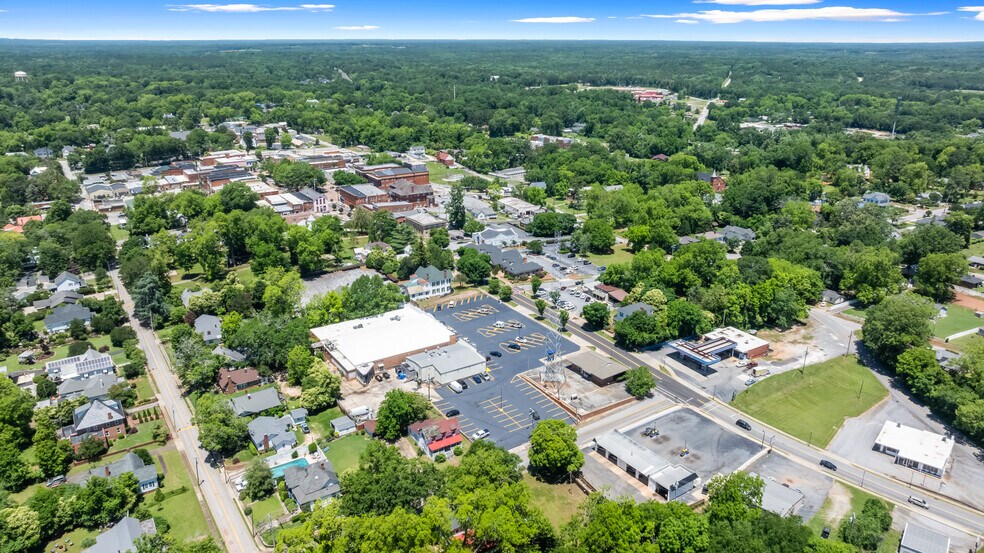 More Photos Of 300 S Main St, Abbeville Unknown For Lease