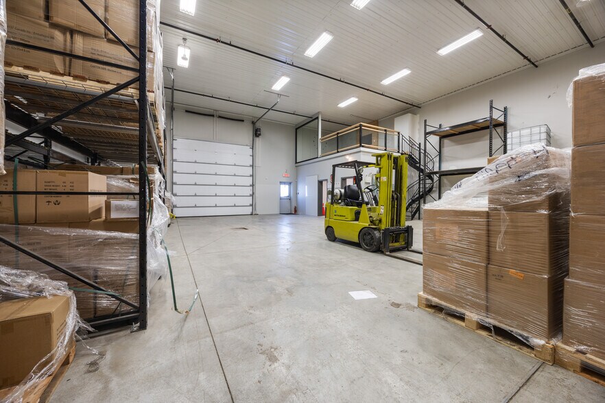 More Photos Of 1350 Boul Lionel-Boulet, Varennes Warehouse For Lease