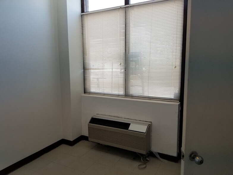 More Photos Of 18775 N Frederick Rd, Gaithersburg Warehouse For Lease