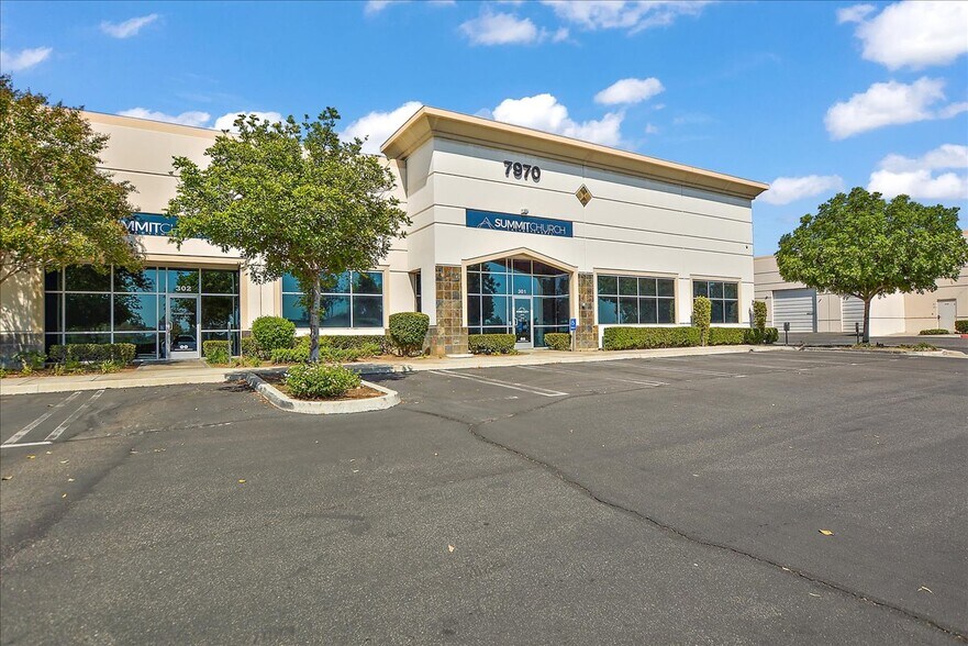 More Photos Of 7970 Cherry Ave, Fontana Showroom For Lease