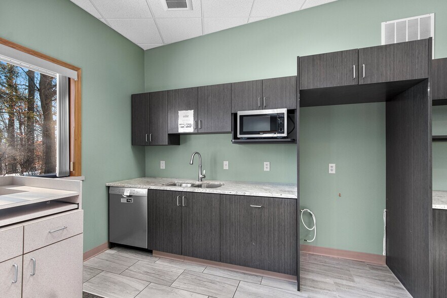 More Photos Of 2980 Walker Dr, Green Bay Office For Sale