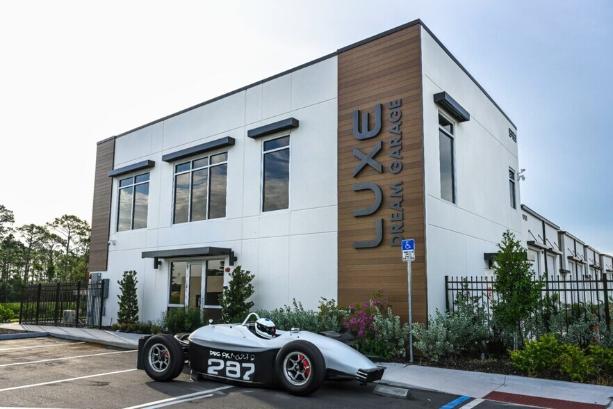 More Photos Of 5451 Communications Pky, Lakewood Ranch Showroom For Sale