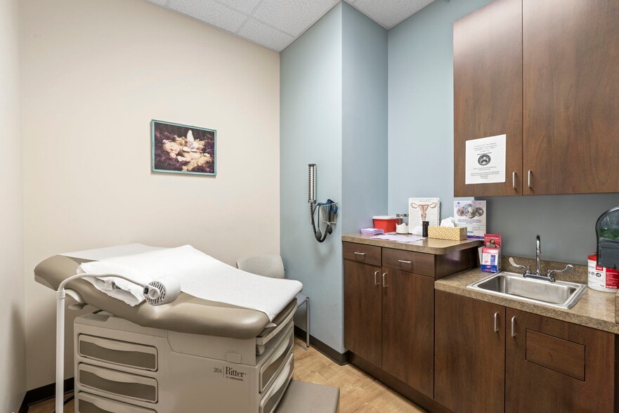 More Photos Of 7790 W Grand Pky, Richmond Medical For Lease