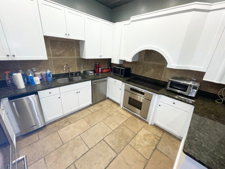 More Photos Of 1155 NE Cleveland St, Clearwater Office Residential For Lease