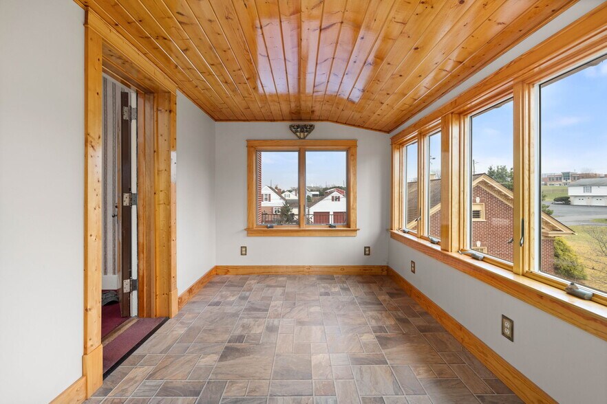 More Photos Of 570 E Main St, Middleburg Office Residential For Sale