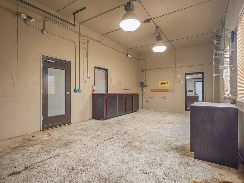 More Photos Of 401 S Ranchwood Blvd, Yukon Flex For Sale