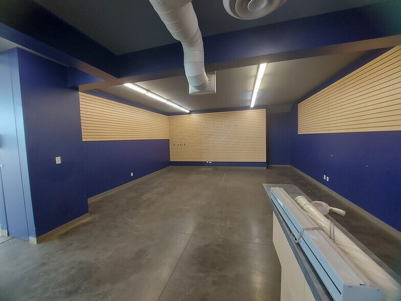 More Photos Of 342 Laura Ave, Red Deer County Auto Repair For Sale